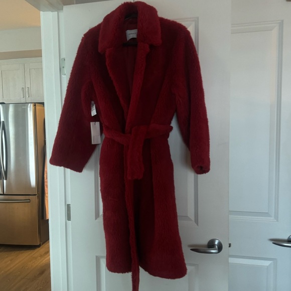 ❤️❤️❤️Aritzia Babaton Oren Red Faux Fur Belted Coat. New with tags - Picture 6 of 8